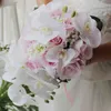 Flores de casamento noiva segurando o estúdio de estúdio de decoração de decoração de suprimentos de viagem rosa buquê branco