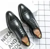 2023 nuovi uomini scarpe da uomo Trend di moda Solido PU Classico pizzo intagliato cavo COMUNICA CASAVIO SCHECHE OXFORD CASUALI