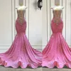 2023 Abiti da sera a sirena Indossano pizzo con paillettes rosa Plus Size Arabo Sheer Profondo scollo a V Perline di cristallo Illusion senza maniche Abiti da ballo formali Sweep Train