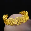 Gli ultimi disegni di bracciali in oro con onde cave mantengono i gioielli alluvionali del Vietnam placcati in colore per le donne