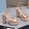 2023 Fashion Pradity Sandaler Ladies L￤tt vattent￤t plattform Mid High Heels Rainy Day Beach Student Casual Sandaler EEW