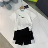 2023 Roupos de menino de menino de verão Designer roupas conjuntos de camiseta infantil Acessórios para tecidos personalizados de tendência de tendência de moda design de tendência de tendência