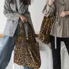 Kvällspåsar corduroy leopard tryck damer axel casual tote shopping stora kapacitet handväskor kvinnor 221205