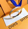 Avrupa Amerika Moda Stil Bilezikler Kadın Bileklik Lüks Tasarımcı Takı 18K Altın Kaplama Paslanmaz çelik Düğün Aşıklar Hediye Bilezikler Toptan