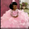 2023 Pink Flower Girl Dresses Jewel Neck Ball Gown Lace Appliques Beads Feather Tulle Kids Girls Pageant Dress Födelsedagsklänningar Ruffles Tiered Long Sleepes