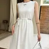 белое платье с принтом
