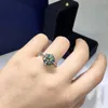 Cluster-Ringe Geoki 925 Sterling Silber Perfekter Schnitt 5 Karat bestandener Diamanttest Grüner Moissanit-Ring Luxuriöser großer Smaragd-Hochzeitsring für Frauen