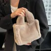 イブニングバッグトップハンドル女性のためのトート2023冬のトレンドデザイナーショルダーメッセンジャーバッグ小さなソフトフェイクファーカワイイハンドバッグと財布