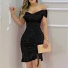 Feestjurken sexy vrouwen van schouder glanzende ruches zwarte mini jurk massief gewaad mager clubkleding avond elegante damesvestidos