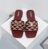 2024 Sandales de luxe d'été Designer Femmes Tongs Pantoufles Mode Véritable Cuir Diapositives Chaîne en métal Dames Chaussures décontractées 55