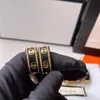 Bagues de bande exquises Bague de mariage de mode et hommes Marque populaire Lettre Bague de créateur Plaqué or 18 carats Accessoires de bijoux de qualité classique Cadeaux d'amoureux sélectionnés