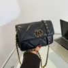 2023 Pessas de folga outlet on -line venda nova feminina novo comutora ocidental vers￡til One One ombro crossbody Rhombic Chain Small Square Bag