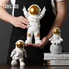 Objets décoratifs Figurines Résine Astronaute Statue Décor À La Maison Figurines Sculpture Chambre Décoration Créative Miniature Figurines Décor À La Maison 230208