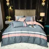 Set di biancheria da letto 60 ricami lunghi in velluto a righe abbinati a colori Set di quattro pezzi in puro cotone di lusso personalizzabile grigio chiaro