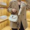 2023 bolsos de liquidación Outlets silla de montar de bambú nuevo un hombro mano diagonal moda ocio bolso de lona roja para mujer