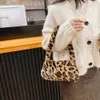 숄더백 여성용 가방 트렌드 2022 디자인 가방 플러시 동물 프린트 쇼핑객 지갑 암컷 핸드백 어깨 어깨 안개 가방 저렴한 품질 가방 0209/23