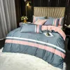 Set di biancheria da letto 60 ricami lunghi in velluto a righe abbinati a colori Set di quattro pezzi in puro cotone di lusso personalizzabile grigio chiaro