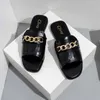 Sandálias chinelos chinelos femininos com corrente de metal tassel sapatos planos fêmeas de couro mole PU ao ar livre casual slides de praia t230208
