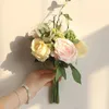 Dekorativa blommor brudhållare bröllop färgglad brud bukett buketter konstgjord rosblomma hem dekoration