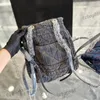 Kvinnor denim dragstring ryggs￤ckv￤skor gr￥ bl￥ silver metall h￥rdvara matelasse crossbody axelv￤ska med mynt m￤rke lyxdesigner handv￤skor 236x28cm