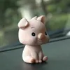Dekorasyonlar Sevimli Head Bebek Araba Süsleri Otomatik İç Gösterge Tablosu Oyuncak Ev Dekor Bobblehead Pig Figürleri Çocuk Hediye Aksesuarları 0209