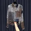 Kvinnors blusar skjortor elegant mode koreansk stil satin skjorta kvinnor vår leopard lapptäcke topp casual polo nack långärmad damer blusar 230209