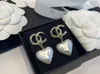 Pendientes con dije de corazón de perlas blancas Material de cobre brillante forma personalizada Marca de moda pendientes de lujo clásicos diseñador para w2407