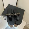 Channel Slipper Luxurys skor glider för kvinnor Fashion Classic Black Sandals Platform Gummi Bottoms strandlätt tofflor resorts thong c spännskor Q32A