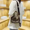 2023 bolsos de liquidación Outlets silla de montar de bambú nuevo un hombro mano diagonal moda ocio bolso de lona roja para mujer