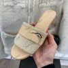 22SS Tasarımcı Kadın Düz Topuk Terlik Uygulamaları Sahte İnci Tweed Sandallar Altın Ton Metal Zincir Slaytlar Kapitone Doku Katırlar Flip Flop Slip-On plaj ayakkabıları açık gündelik Ayakkabı