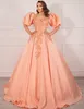 2023 robe de bal robes de Quinceanera robes de mariée magnifique pêche satin chérie manches longues dentelle appliques douce 16 robe volants balayage train