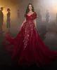 Kırmızı A-Line Gece Elbise Kolsuz V Boyun Tüyü Parlak Boncuklu Alet Sekgiler Zemin Uzunluğu Ünlü Dantel Çırpma Formal Prom Elbiseler Parti Elbise