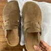 Kvinnors stängda nya 2022 Tå tostlippare Ko Suede Leather Cogs Sandaler för kvinnor Retro Fashion Beige Garden Mule CLOG SLID BE77