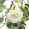Dekoratif çiçekler yapay çelenk ile gül asılı rattan okaliptüs yaprağı çiçek wisteria yeşil bitkiler asma düğün masası koşucusu ev