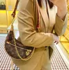 Kvalitet Luxury Loop Half Moon Shoulder Bag L￤der Famous Clutch M81098 Senaste handv￤ska Designer Kvinnor M￤n Tv￥ axelremmar Metallbeslag Tote Crossbody V￤skor