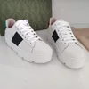 Kvinnor Casual Shoes Platform Shoe Fashion Sneaker Bee Retro broderad plattform andas l￤der tjock botten tr￤nare l￤genheter klassisk sn￶rning casual tr￤nare