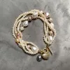 Les bracelets à breloques en perles naturelles pour femmes sont multicouches et portent des bijoux de créateur baroques faits à la main à fort lustre, sans frais de port.