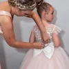 Abiti da ragazza Flower Lace Appqulies Tulle Chanmapgne Senza maniche Invitato a un matrimonio per 0-16 anni Bambini Piano Lunghezza A Line Abito da festa