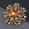 Broschen Luxus Kristall Super Flash Fee Blume Brosche Verfeinerung Strass Für Frauen Weibliche Pin Trend Corsage