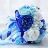 Decoratieve bloemen Hand met blauwe roos boeket Handgemaakte lintbloem voor bruiloftsfeest Bruid Bruidsmeisje