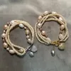 Les bracelets à breloques en perles naturelles pour femmes sont multicouches et portent des bijoux de créateur baroques faits à la main à fort lustre, sans frais de port.
