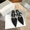 Sandalen hoge gezichtswaarde vreemde stijl hoogwaardige super zachte satijnen satijnen baotou slippers puntige strass sandalen platte muller schoenen