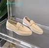 Diseñadores Hombres para mujer Zapatos de vestir Top Calidad Deerskin Mocasines para mujer Clásico Botones de metal Moda redonda Zapatilla de deporte de tacón plano Ocio Paseo Compras Zapato de dama con caja