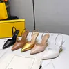 Teli a cuneo a cuneo di punta di moda 2022 Summer Nuovo sexy sexy cinghia di pelle posteriore da donna scarpe personalizzate di grandi dimensioni 35-42 tallone eteromorfo Qualità originale