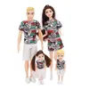 Dolls 4pcslot Família bonecas ken esposa casal define a família momdadboybaby playset crianças pretendem brincar de brinquedos de brinquedos de boneca brindes meninas presentes 230210