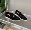 Toppkvalitetsdesigners män kvinnor loafers klänning skor deerskin klassiska metallknappar runda mode platt häl sneaker fritid walk shopping lady sko med låda