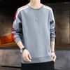 T-shirt da uomo Abbigliamento da uomo Felpa con cappuccio di grandi dimensioni T-shirt a maniche lunghe Colore abbinato Fondo versatile Colletto tondo giovane