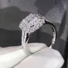 Solitaire Bague Huitan Magnifique Forme Carrée Femmes Plein Bling Glacé Micro Pave Cristal Zircon Éblouissant Mariage De Mariée Engage Y2302