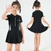 Roupas Defina a moda de moda de uma peça curta meninas roupas de banho de banho de banho de verão Vestido de roupa de banho de casca de banho conservadora W230210