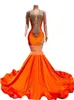 2023 Arabische Ballkleider Luxuriöse Perlenkristalle Strass Orange Tiefer V-Ausschnitt Abendkleid Meerjungfrau Formale Partykleider Offener Rücken GW0210